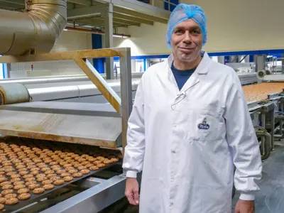 Van horeca naar productieomgeving; ook in een koekjesfabriek draait het om de mensen